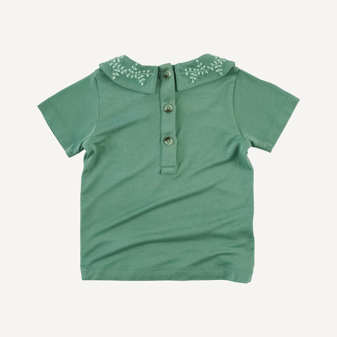 short sleeve leaf embroidered peter pan tee | malachite | bamboo