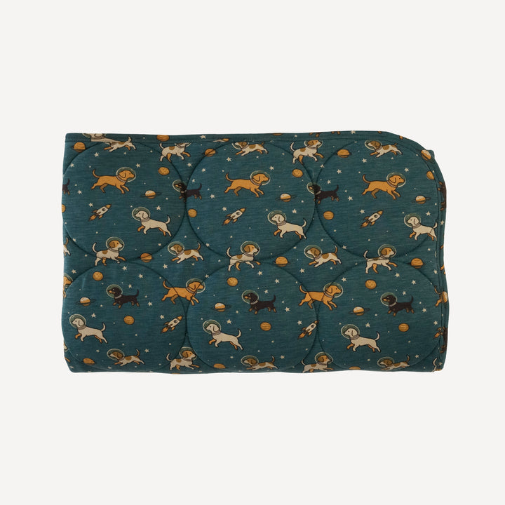 classic circle quilt | space pups | bamboo