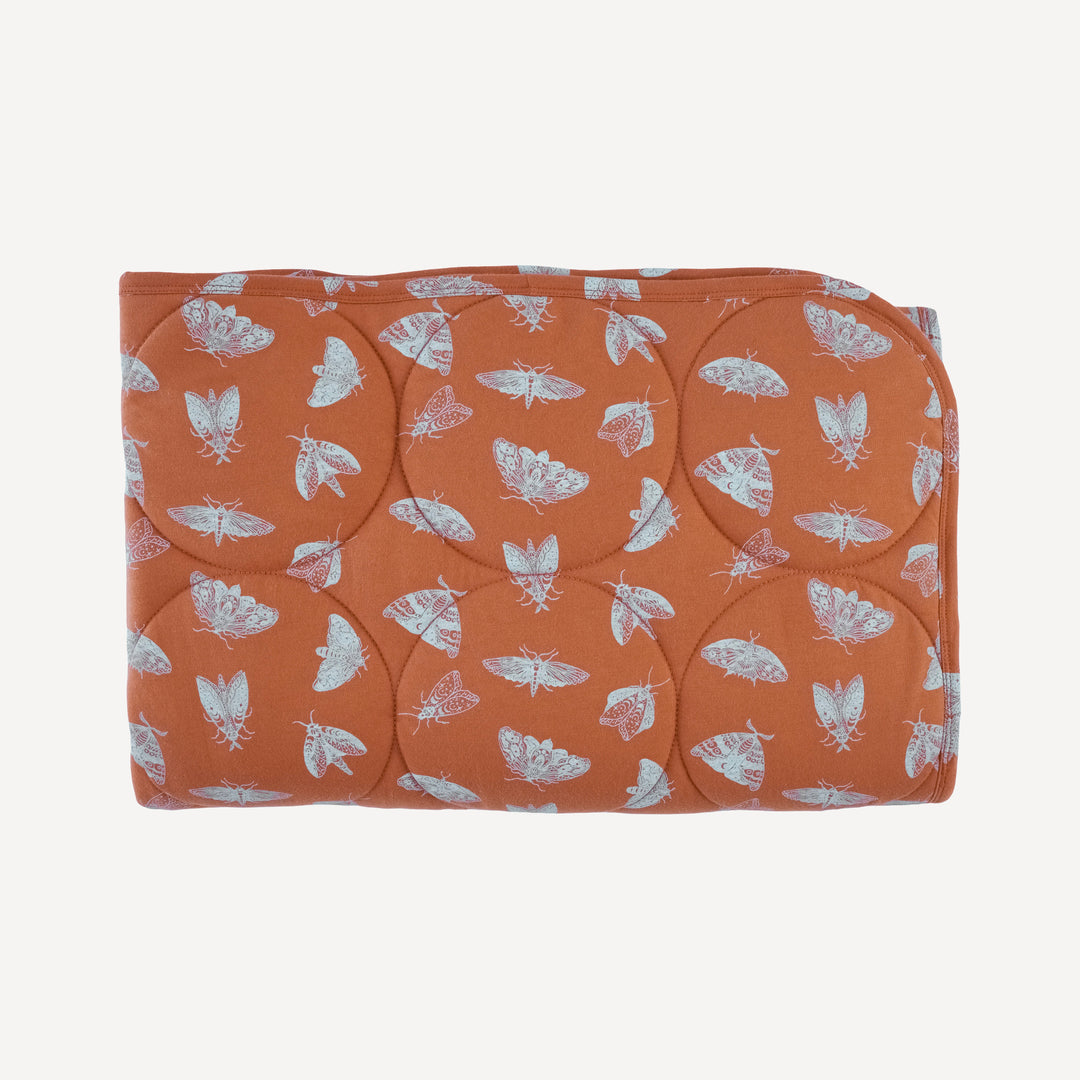 classic circle quilt | spicy moth scatter | organic cotton jersey