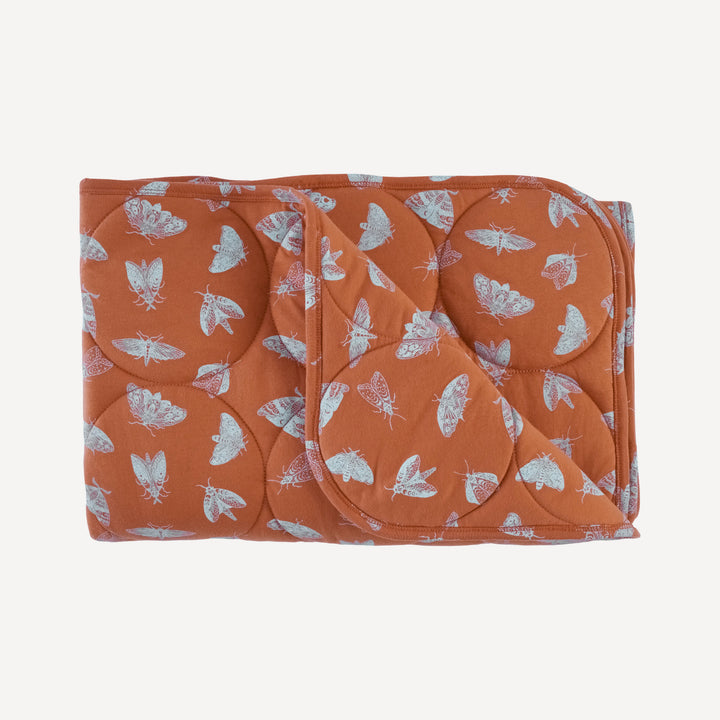 classic circle quilt | spicy moth scatter | organic cotton jersey