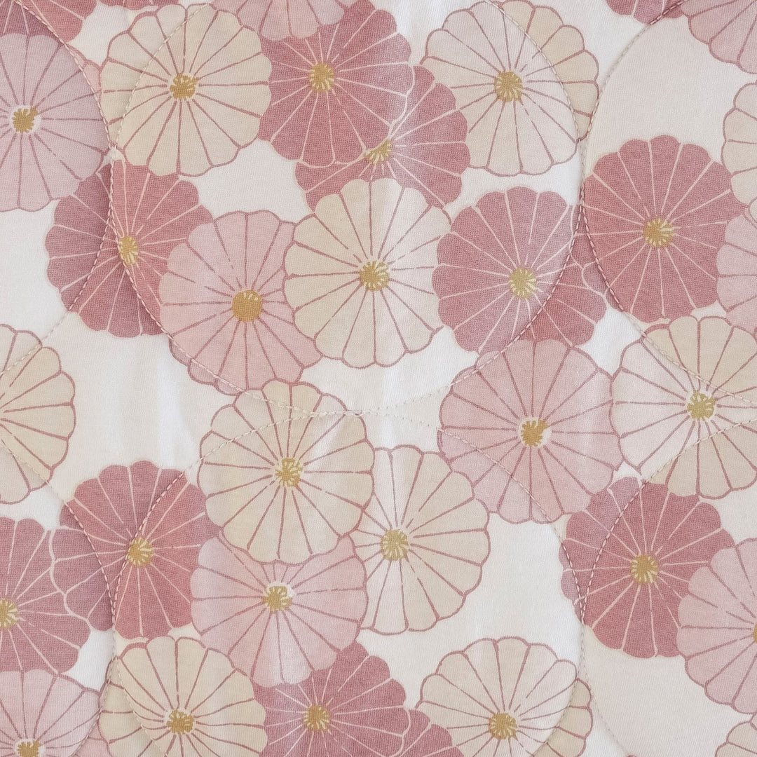 classic circle quilt | rose vintage daisy | organic cotton jersey