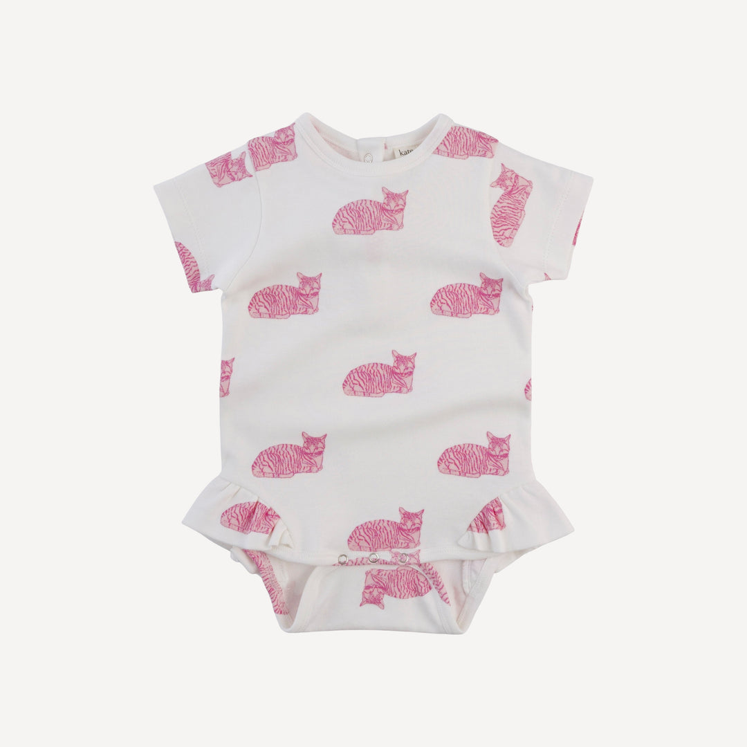 short sleeve ruffle leg bodysuit | sleepy cat | organic cotton interlock