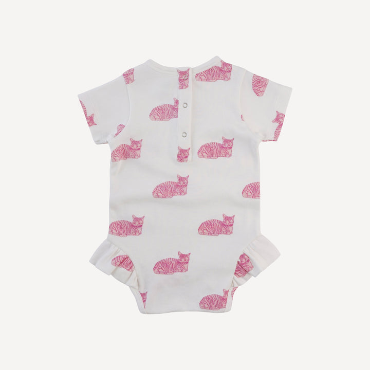 short sleeve ruffle leg bodysuit | sleepy cat | organic cotton interlock